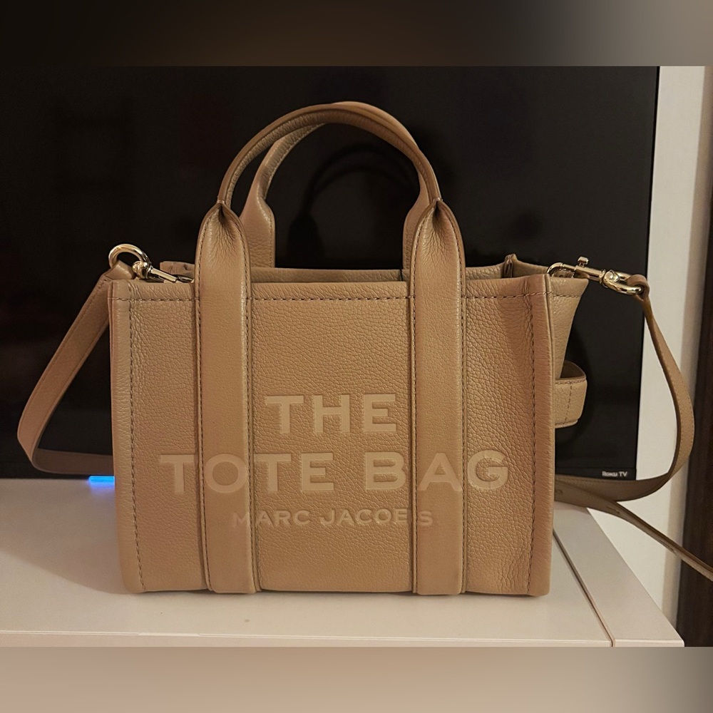 MARC JACOBS The Leather Small Tote Bag in Camel